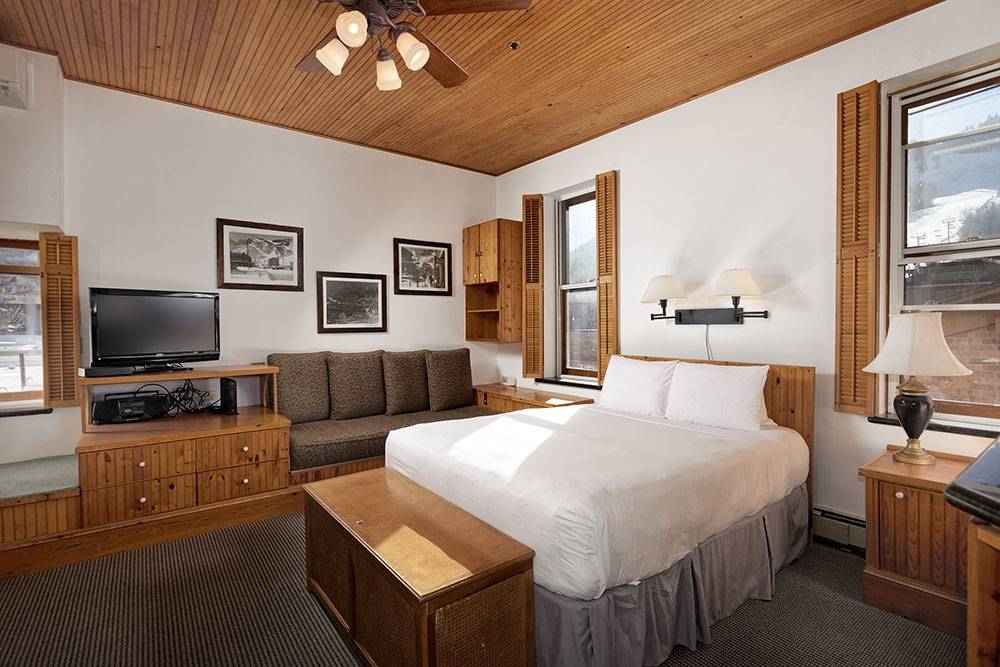 independence square accommodation in aspen